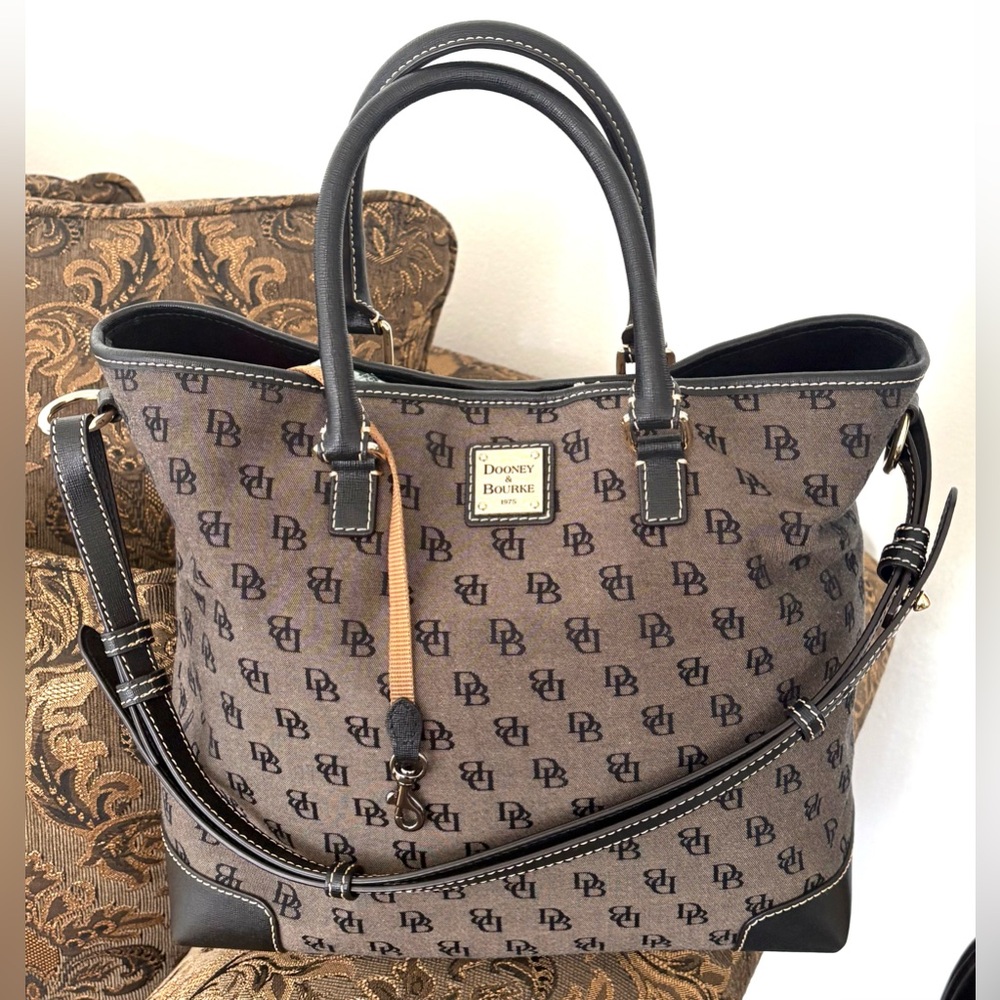 New Dooney and Bourke Chelsea Monogram Quilt Shoulder Handbag with Dust Bag
